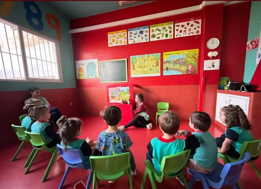 Asamblea de la mañana en el aula de 2-3 años