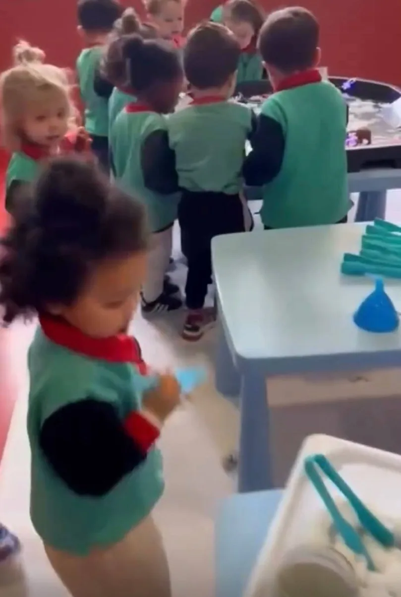 Taller sensorial con espuma en la escuela infantil